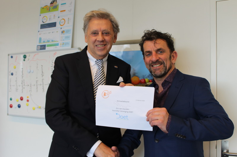 Ed Nijpels en voorzitter Eric van Voorden van Vereniging DOET